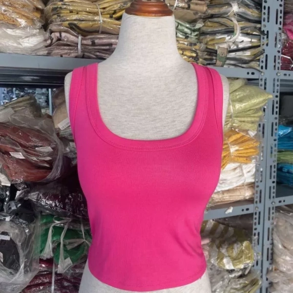 Áo thun croptop tạo cảm giác cá tính nhưng lại gây bất ngờ trong việc phối đồ hằng ngày