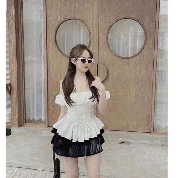 Áo trễ vai xoè bo eo đẹp mắt nhưng lại khiến bất ngờ khi ngồi lâu trong buổi họp dài.