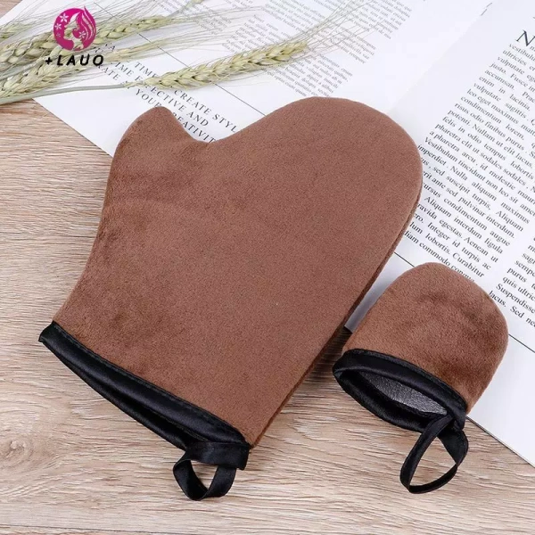 Áp lực nhẹ khi dùng găng tay tự tán mang lại màu da đồng đều, còn áp lực mạnh lại tạo ra vệt không mong muốn