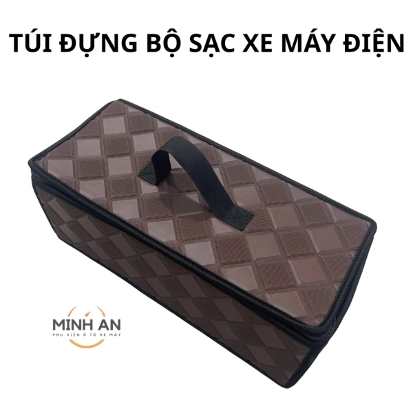 Bảo vệ sạc pin xe máy điện bằng túi da: chi tiết nhỏ mà hầu hết người dùng thường bỏ qua đến khi bị thấm nước