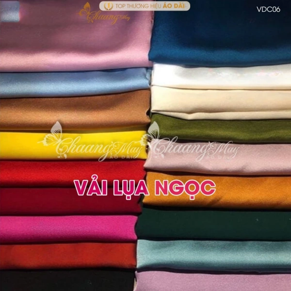 Bất ngờ khi cảm nhận độ dày và mềm mịn của vải lụa trong chiếc yếm váy truyền thống suốt cả ngày