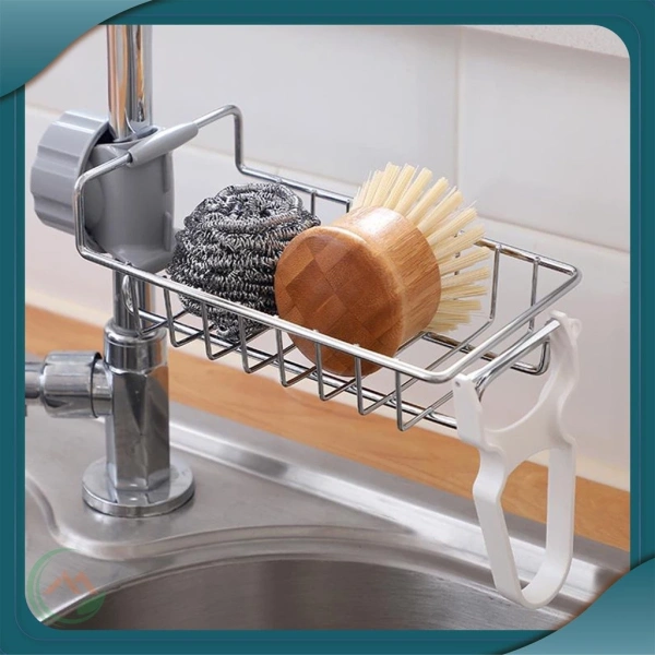 Bề mặt sáng bóng của khay inox để giẻ rửa bát lại ẩn khó khăn trong việc lau sạch đáy sau mỗi lần dùng
