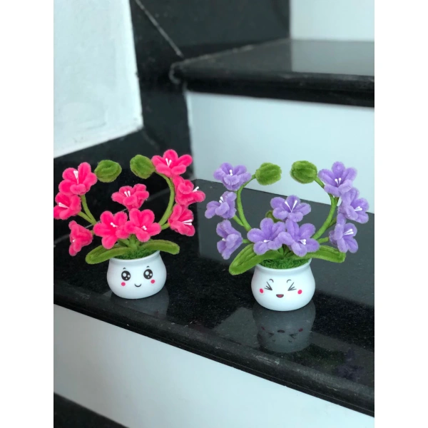 Bề mặt trơn của chậu hoa để bàn thường khiến phụ kiện văn phòng rơi rắc, một chi tiết ít ai nhận ra