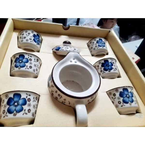 Bên góc bếp, một bộ ấm chén tinh tế thay đổi cách thưởng thức trà vào mỗi buổi chiều.