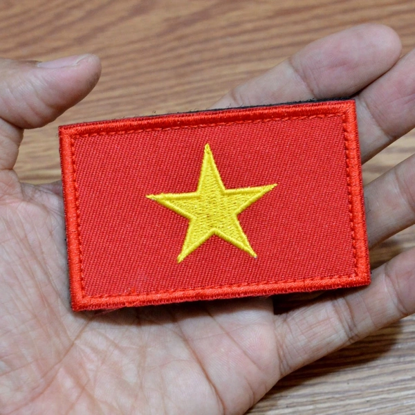 Biểu tượng quốc kỳ trên tấm dán hình cờ: Khi mong muốn tự hào lại dẫn đến những bất tiện ít người để ý