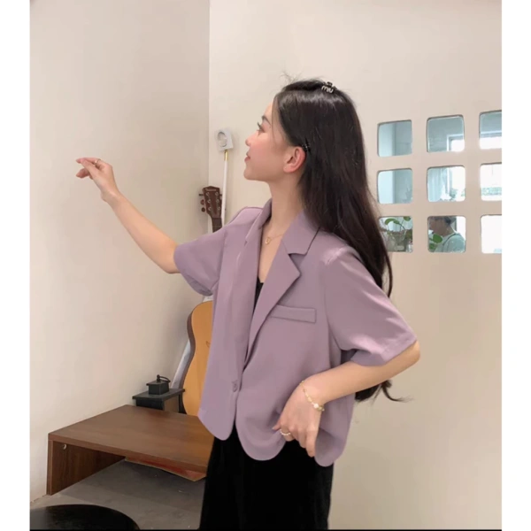 Blazer croptop ngắn tay phong cách Hàn Quốc tỏa sáng buổi tiệc, nhưng chất trượt khiến cử chỉ tay trở nên bấp bênh