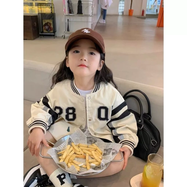 Bộ đồng phục bóng chày cho bé gái có vẻ thời thượng nhưng cha mẹ thường gặp khó khăn khi lựa chọn kích thước phù hợp