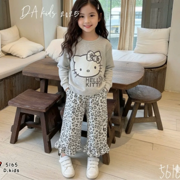 Bộ len in họa tiết mèo cho bé gái ấm áp trong dịp Tết, nhưng việc giặt bảo quản lại gây bất ngờ cho các bậc cha mẹ