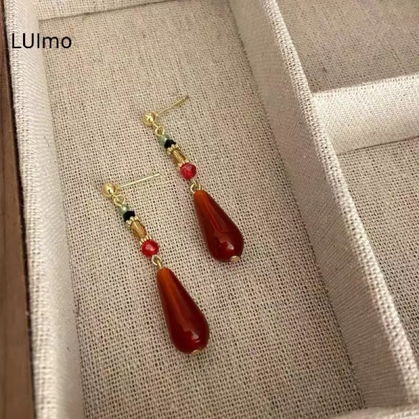 Bông tai Hanfu cùng dây chuyền giọt nước đỏ: Khi vẻ đẹp truyền thống gây bất ngờ cho da nhạy cảm