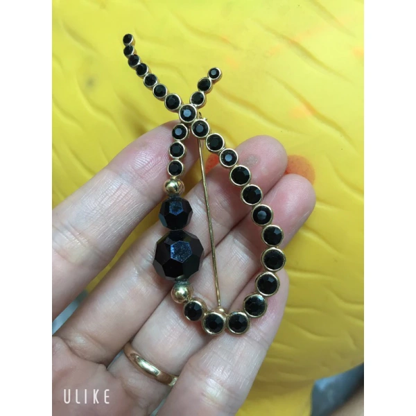 Cài áo không vừa độ khiến chiếc áo luôn trượt và làm phiền suốt cả ngày.