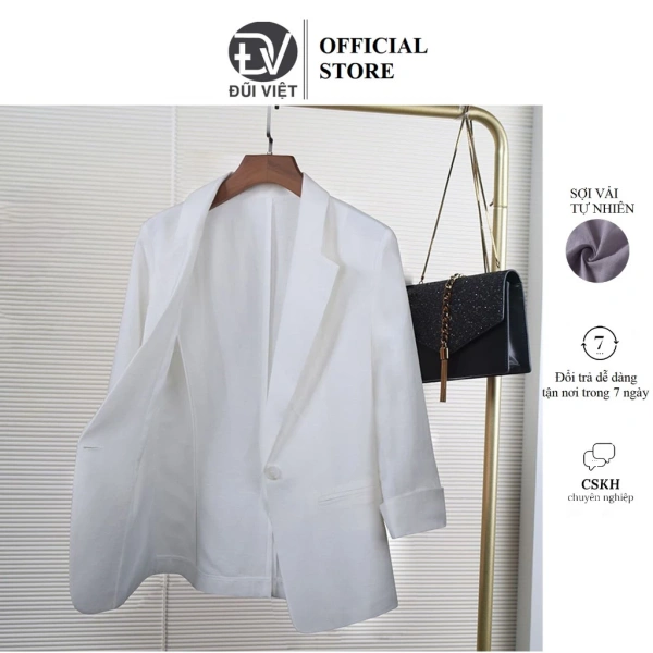Cảm giác bất ngờ khi áo khoác vest linen tay lỡ khiến ngày dài công sở không còn nóng bức.