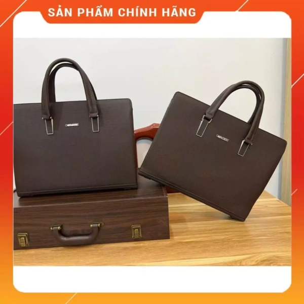 Cảm giác bất ngờ khi một cặp da công sở nam cứng cáp vừa bảo vệ laptop 14 inch, vừa tăng tự tin trong mọi buổi họp.