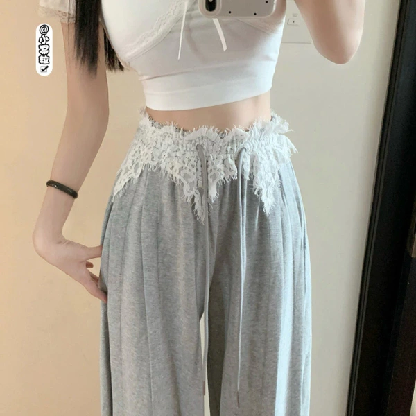 Cảm nhận thực tế: quần nỉ dày màu xám phong cách retro ấm áp lại khiến việc ngồi lâu trở nên bất tiện hơn dự đoán.