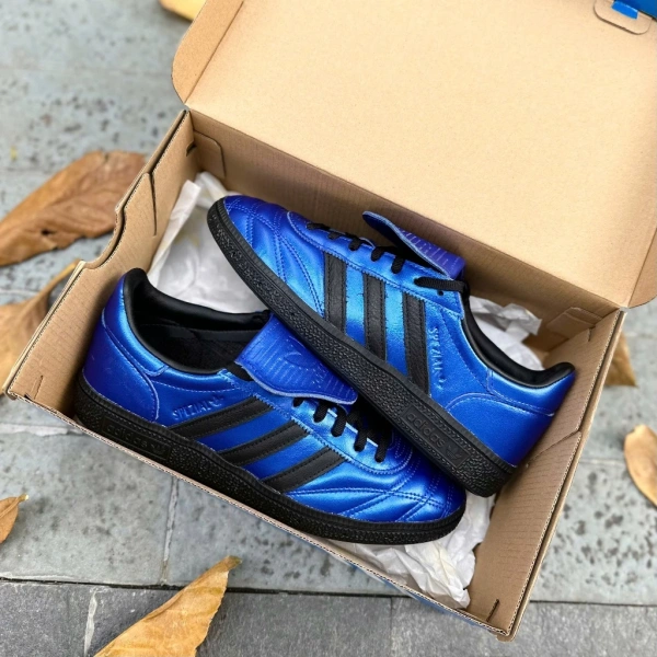 Cân bằng giữa thời trang và độ bám: Khi giày sneakers thời trang không đáp ứng nhu cầu di chuyển trong mưa