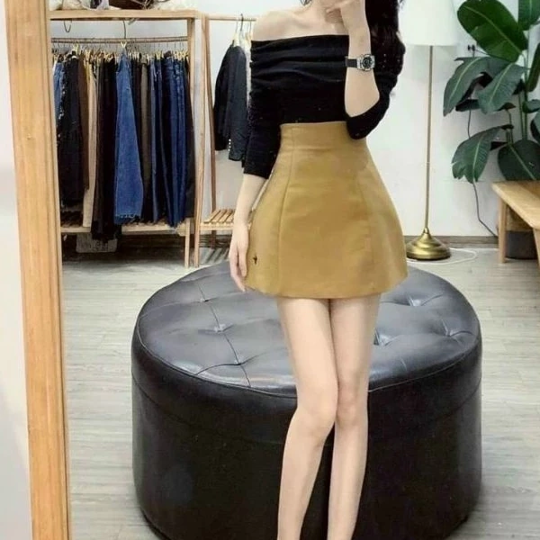 Cạp cao của chân váy chữ A thêu thường buộc người mặc phải liên tục điều chỉnh dáng đứng suốt cả ngày