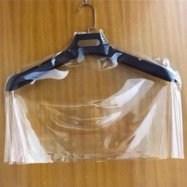 Chi tiết nhỏ trong việc bọc quần áo chống bụi thường bị bỏ qua khi chuyển nhà