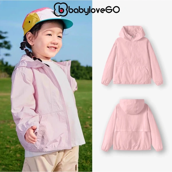 Chi tiết túi khoá kéo ẩn trong áo khoác gió bé gái – điều mà nhiều phụ huynh nhận ra chỉ sau cơn mưa bất ngờ