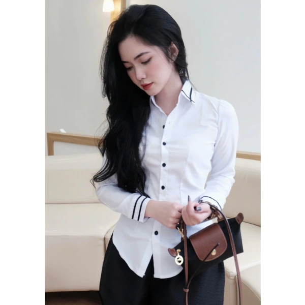Chi tiết viền đen trên áo sơ mi trắng công sở thường bị lờ khi gặp buổi họp quan trọng