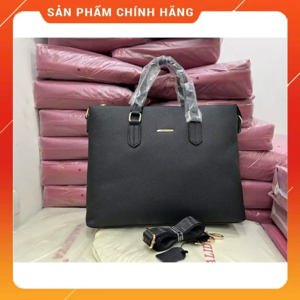 Chiếc cặp da bò công sở vừa đủ rộng cho laptop 15 inch nhưng lại gây khó khăn khi gập tài liệu A4