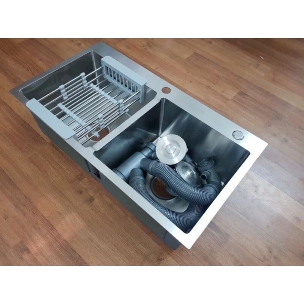 Chiếc chậu rửa inox có khay đựng bát thường khiến góc bếp bị hẹp hơn so với dự tính