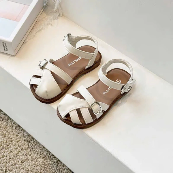 Chiếc dép xăng đan trắng khiến bé gái tự tin bước vào lớp, nhưng độ bền sau một tháng lại khiến cha mẹ phải suy xét lại
