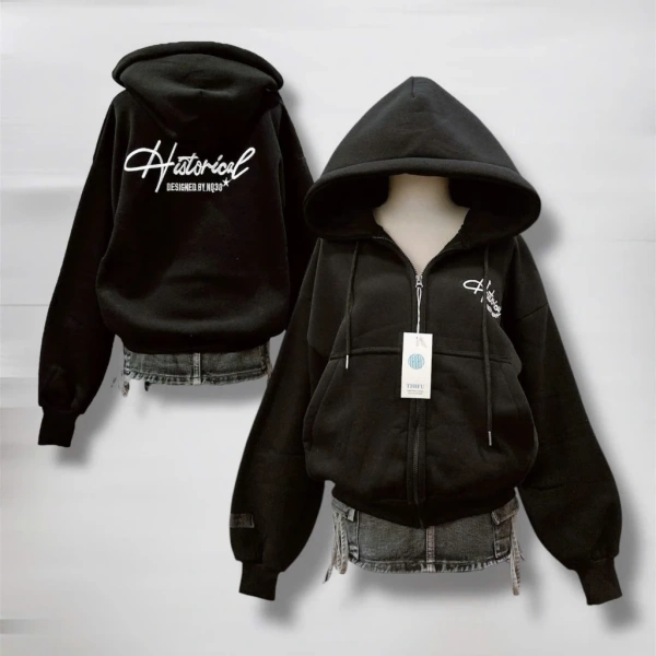 Chiếc hoodie nỉ dày form rộng khiến buổi café sau giờ học kéo dài hơn dự tính.