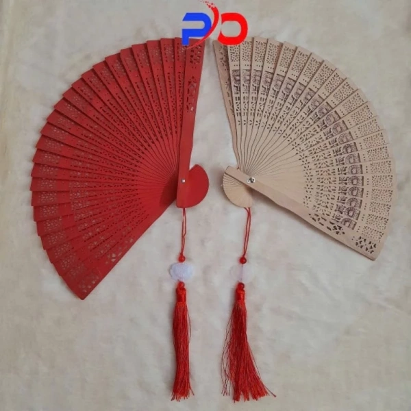 Chiếc quạt gỗ gấp gọn lặng lẽ biến góc phòng thành điểm nhấn sang trọng trong không gian Tết.