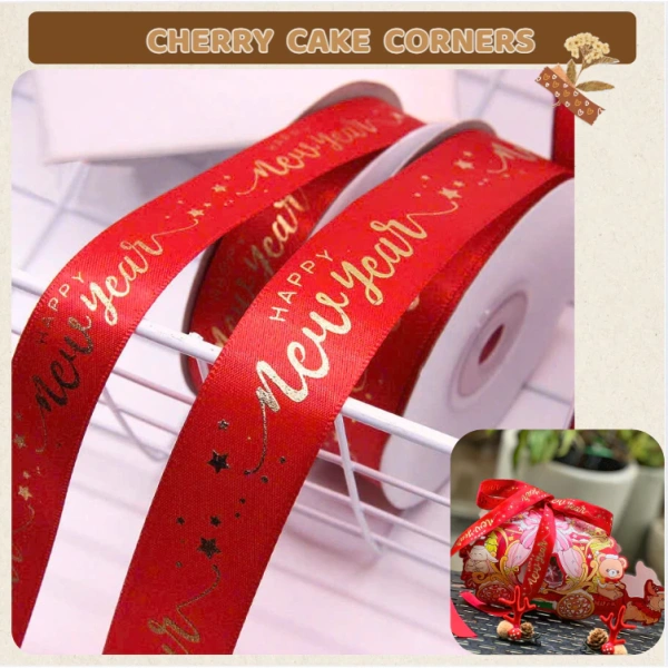 Chiếc ruy băng 2 cm dày nhẹ khiến việc gói hộp bánh Giáng sinh và tạo giỏ quà Tết khó nhằn hơn mong đợi
