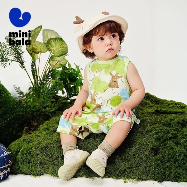 Có nên chọn bộ áo liền quần không tay cho bé khi dạo chơi ngoài trời?