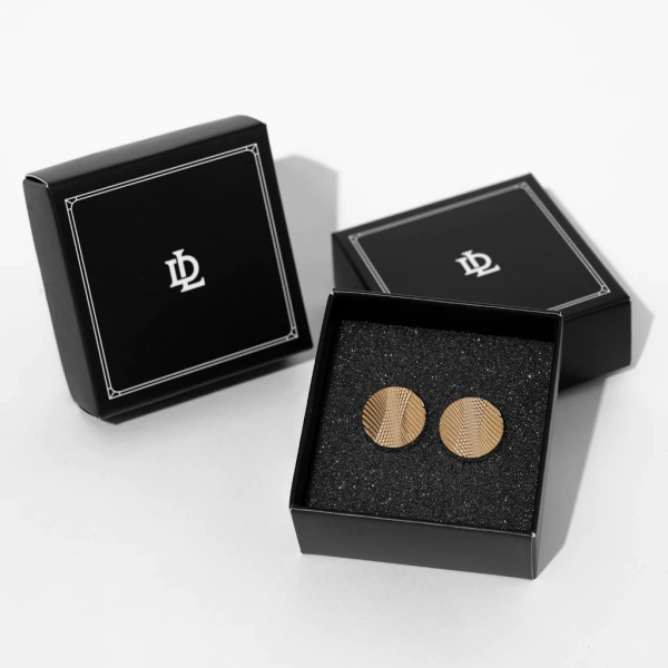 Cufflinks kim loại chống rỉ không chỉ làm nổi bật trang phục mà còn nâng tầm tự tin trong những buổi họp quan trọng
