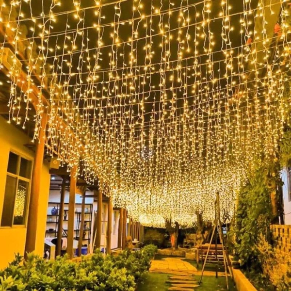 Dải đèn LED dài biến góc nhà thành không gian Noel ấm áp – cảm giác bất ngờ mà ít ai nghĩ tới