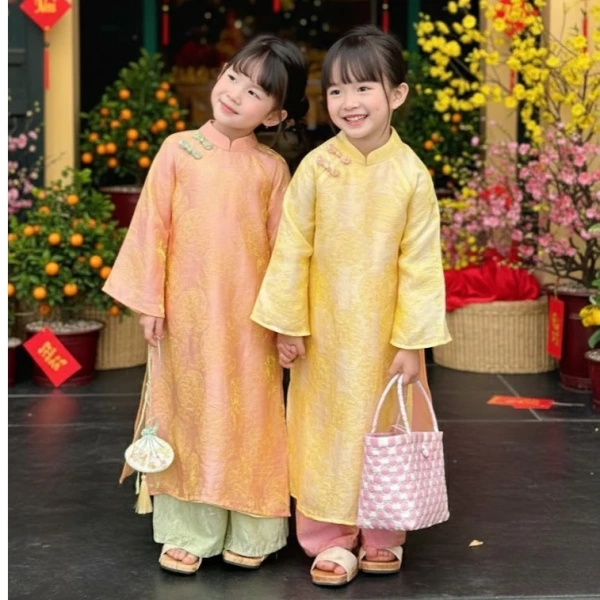 Đầm Tết bé gái kiểu cách tân nhìn đẹp mắt nhưng lại làm bé bứt rứt khi chạy nhảy trong ngày hội.