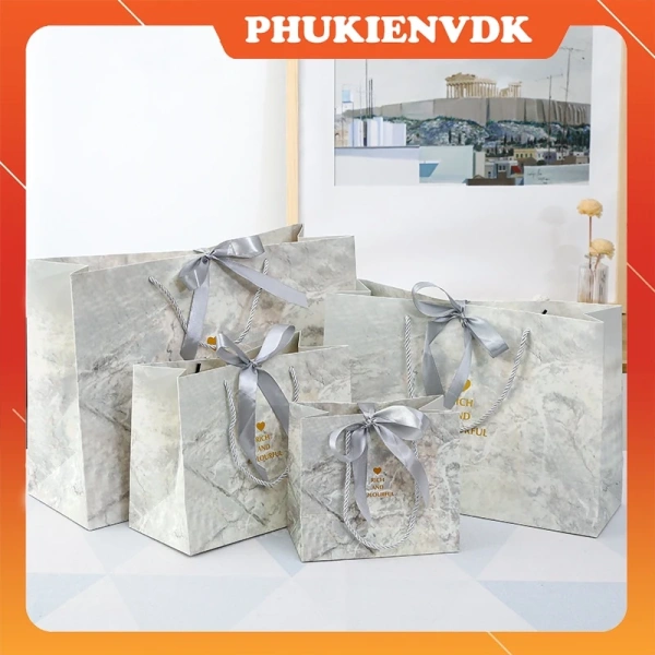 Độ dày của túi giấy quà sang trọng quyết định cảm giác trọng lượng và giá trị thực tế hơn vẻ ngoài lấp lánh
