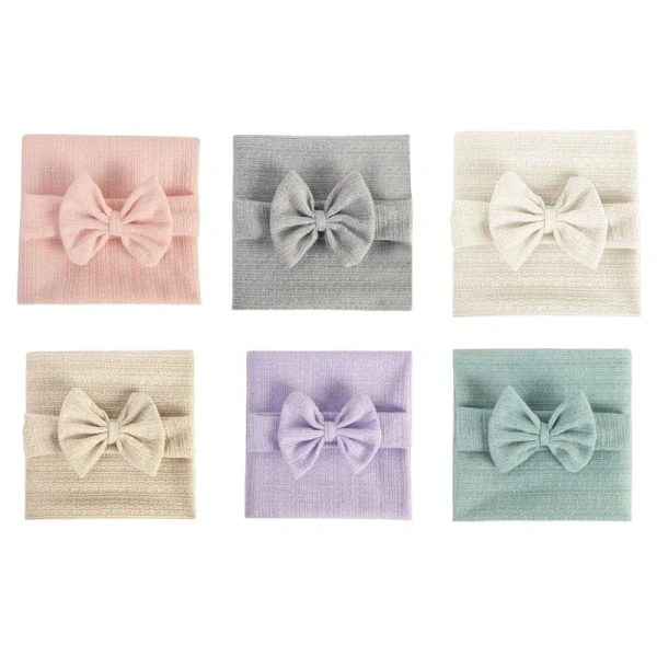 Độ mềm mại của đạo cụ quấn chăn trong ảnh newborn có thể làm bé sơ sinh cảm thấy quá nóng – chi tiết thường bị bỏ qua.