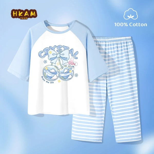 Đồ ngủ cotton cho bé gái êm ái, nhưng viền cổ ngắn tay dễ trượt khiến bé khó giữ ấm vào ban đêm.