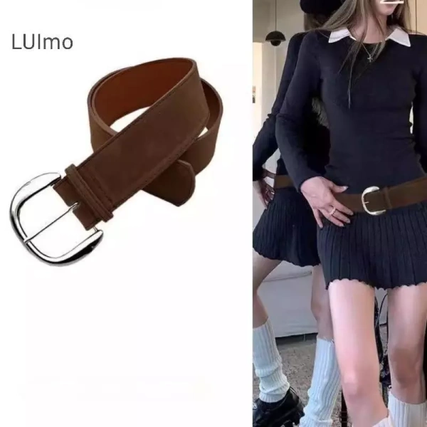 Độ rộng của dây thắt lưng da lộn thường ẩn đi cảm giác bất tiện trong những buổi họp kéo dài