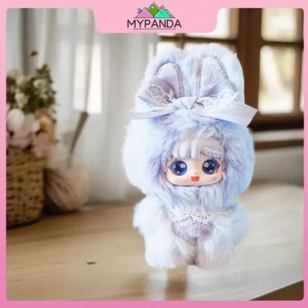 Đồ trang trí búp bê hoạt hình khiến bàn làm việc thêm cá tính, nhưng một chi tiết nhỏ lại gây phiền.