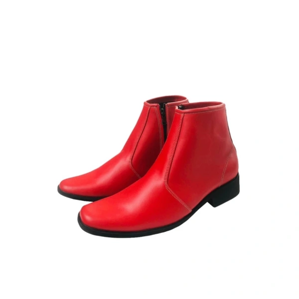Đôi giày boot nam da bò màu đỏ thu hút mọi ánh nhìn, nhưng độ bền khi đi dọc phố vẫn khiến người mua tự đặt câu hỏi.