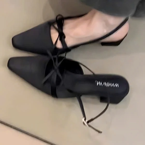 Đôi giày cao gót slingback công sở 5 cm: cảm giác êm chân kéo dài cả ngày chỉ thực sự rõ sau buổi họp cuối.