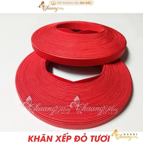 Đội khăn xếp đỏ 25 vòng khiến việc giữ độ chắc chắn suốt lễ cưới trở nên khó hơn dự tính
