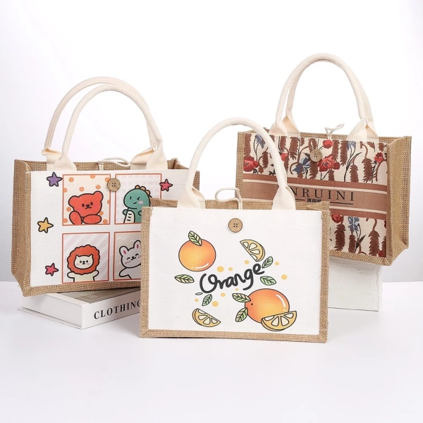 Đôi khi một chiếc túi tote canvas size lớn lại trở thành giải pháp tối giản cho mọi chuyến dạo phố