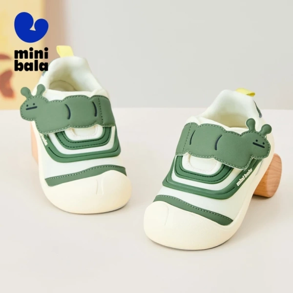 Giày trẻ em chống trượt giảm các vụ ngã, nhưng đồng thời khơi gợi bé muốn thử mọi địa hình