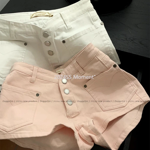 Giữa mong muốn ôm sát và nhu cầu thoáng mát, quần short denim nữ mùa hè thường mang lại cảm giác bất ngờ không ngờ.