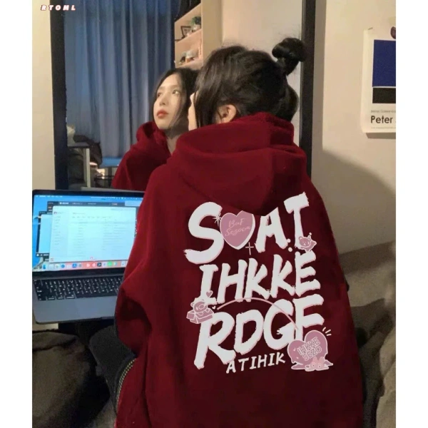 Khi áo hoodie nỉ dày rộng mang lại sự ấm áp tối ưu, độ co giãn hạn chế lại khiến việc phối lớp trở nên khó khăn.