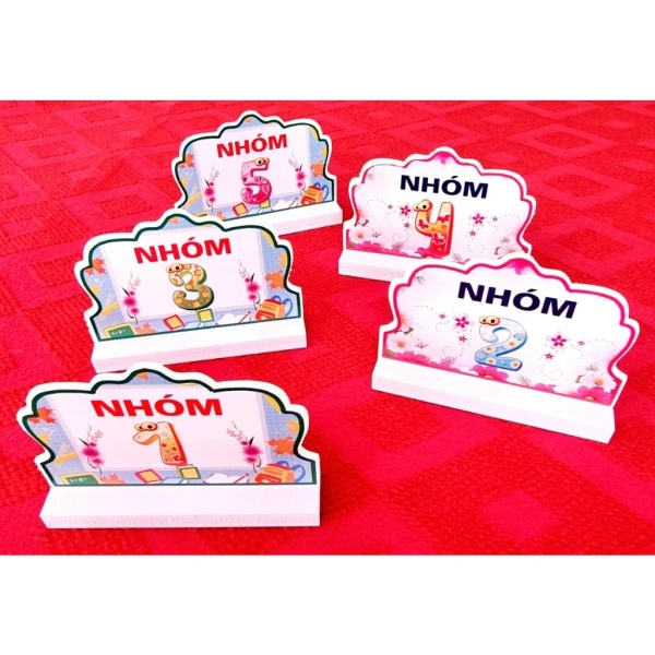 Khi bảng tên nhóm để bàn cỡ A5 hai mặt lại làm rối việc sắp xếp nhóm trong văn phòng