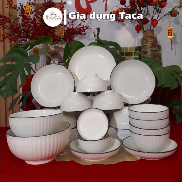 Khi bát đĩa gốm sứ trắng viền đen sang trọng gặp thử thách của bữa ăn gia đình thường ngày