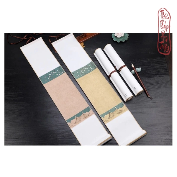Khi bức tranh lụa bạch hạc với chữ thư pháp phản chiếu ánh sáng, vị trí treo khiến không gian phòng bớt đi sự tinh tế