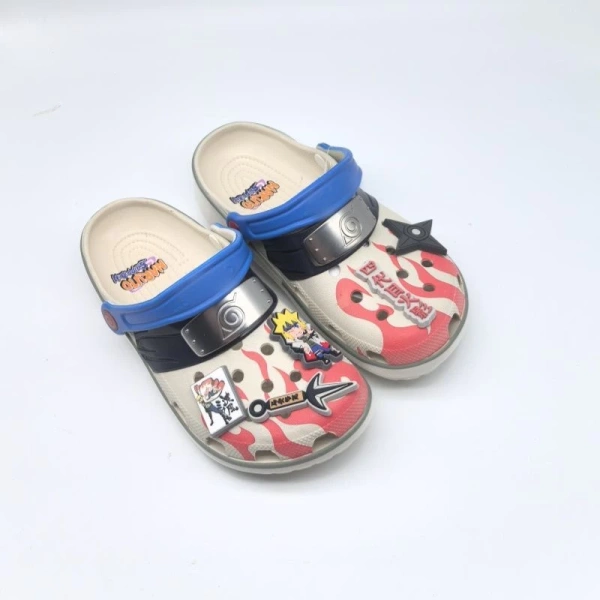 Khi các phụ kiện anime trên Crocs bất ngờ trở thành điểm nhấn không ngờ trong ngày làm việc