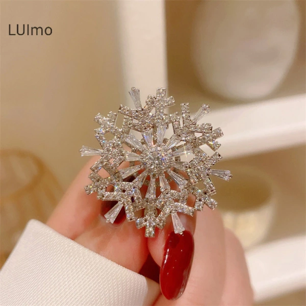 Khi chiếc vòng cài spinner pha lê kim cương giả biến mỗi bước chân trong ngày cưới thành ánh sáng lấp lánh
