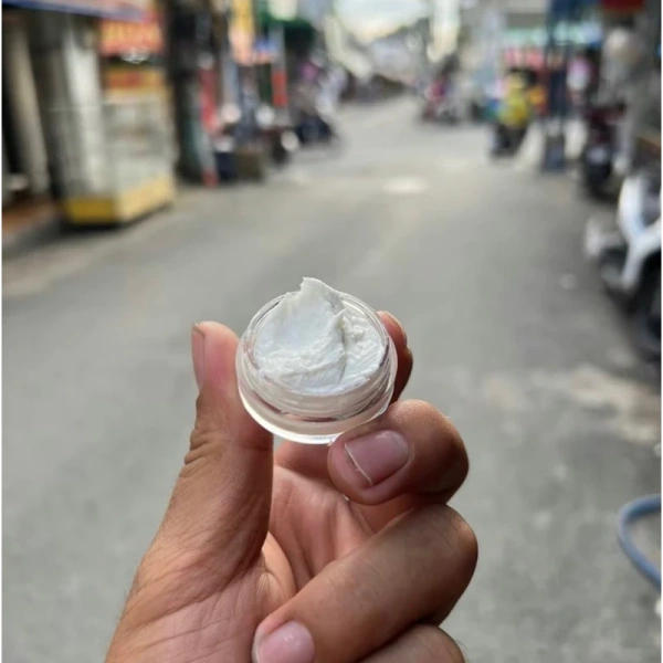 Khi dùng kem xoá vết xước lớp sơn trên xe, đa phần người lái chỉ nhận ra độ mờ màu xuất hiện ở các vết sâu hơn dự đoán